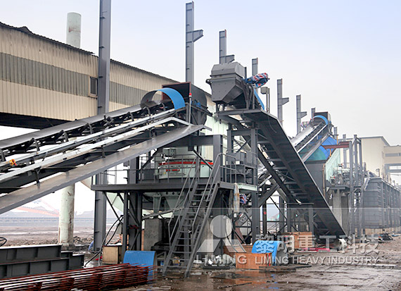 礦山破碎機(jī)械作業(yè)現(xiàn)場(chǎng)